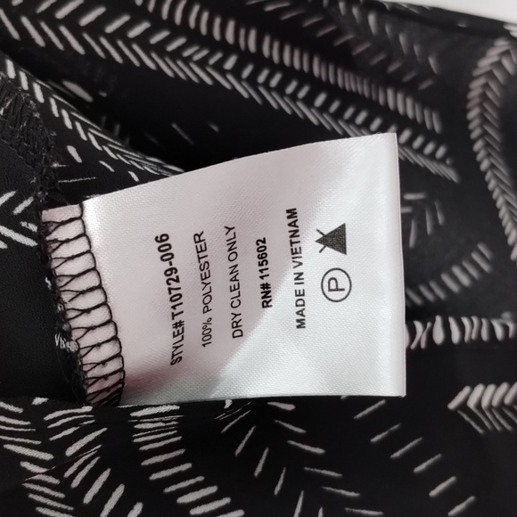 LUSH black and white.print blouse size XS v-neckline 3/4 sleeve flowy top - Picture 5 of 6